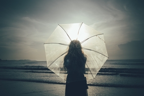 海边美女背影非主流摄影图片